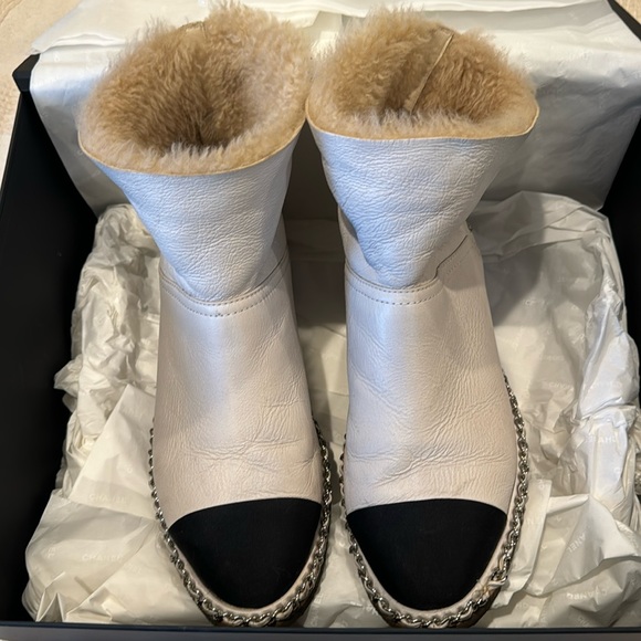 Chanel leather and shearling boots with black cap toe size 40